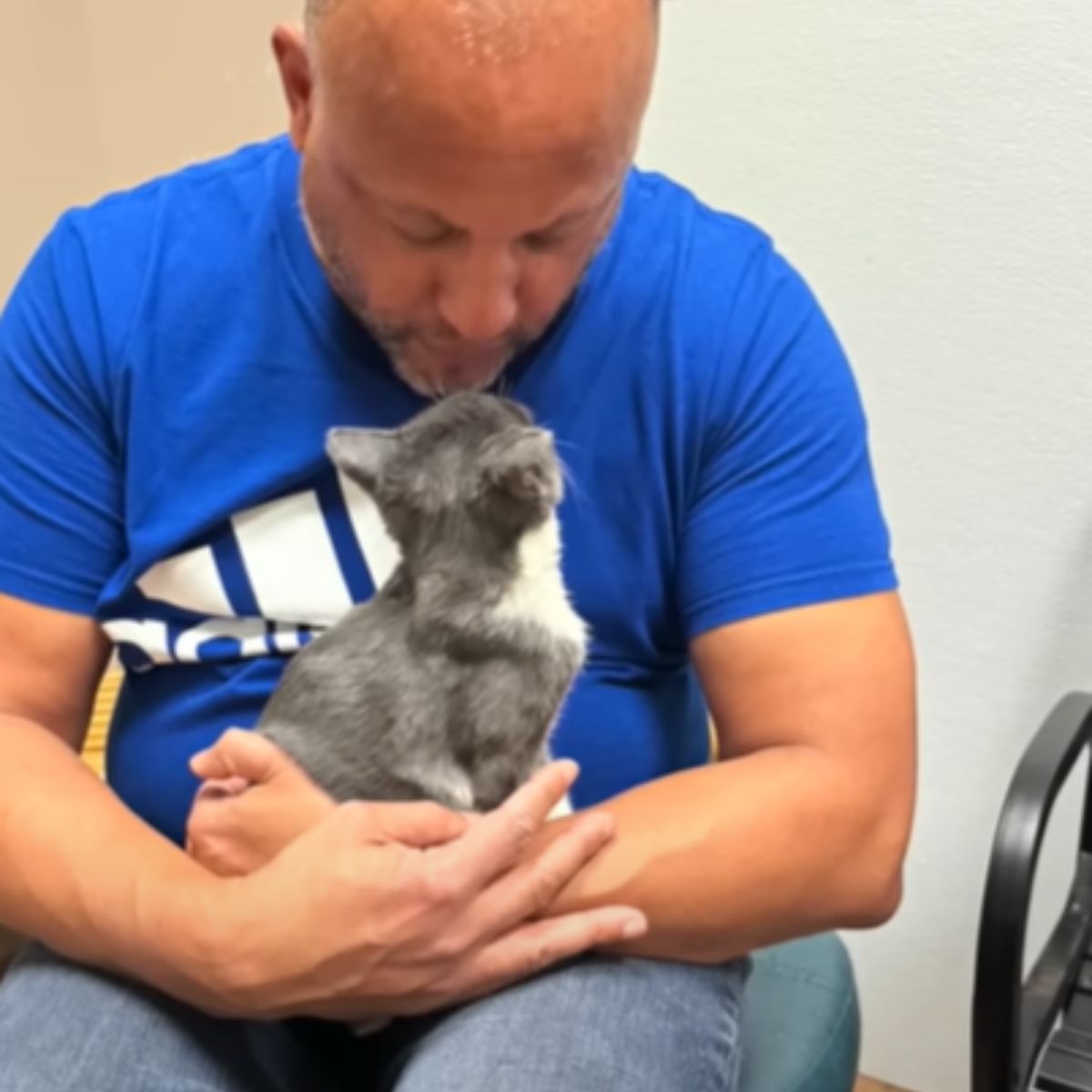 man holding the kitten