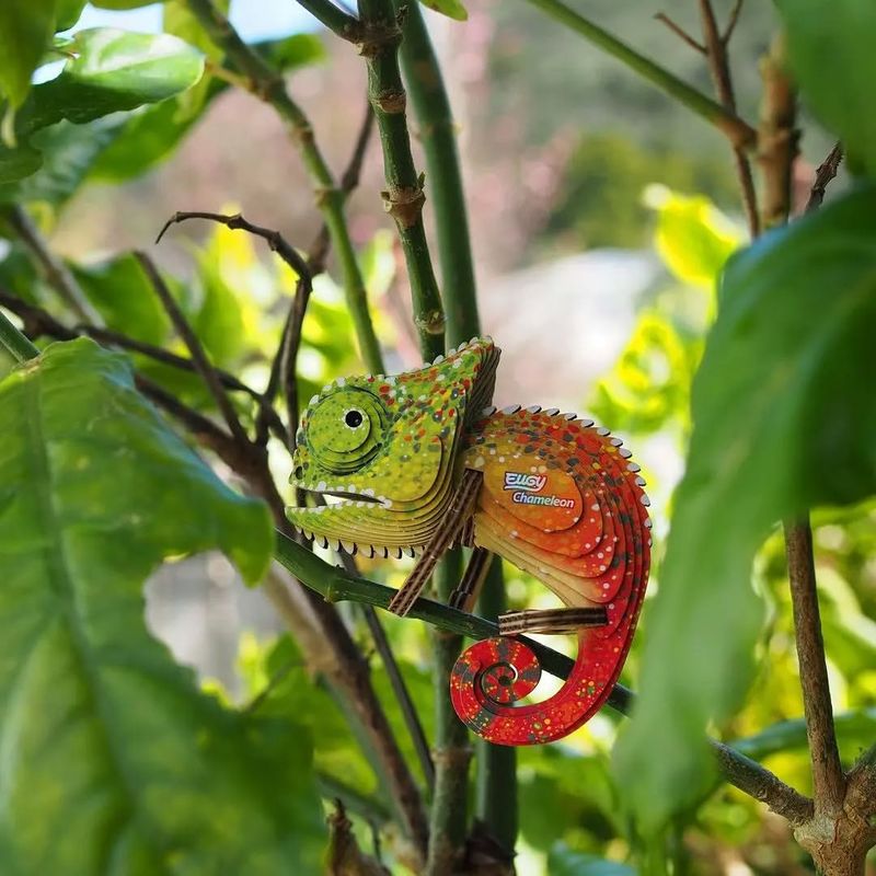 Chameleon – Color-Changing Camouflage